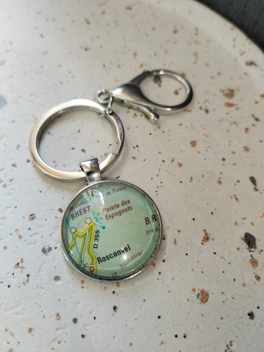 Porte-clé Roscanvel – Carte routière recyclée | Souvenir de la Presqu'île de Crozon