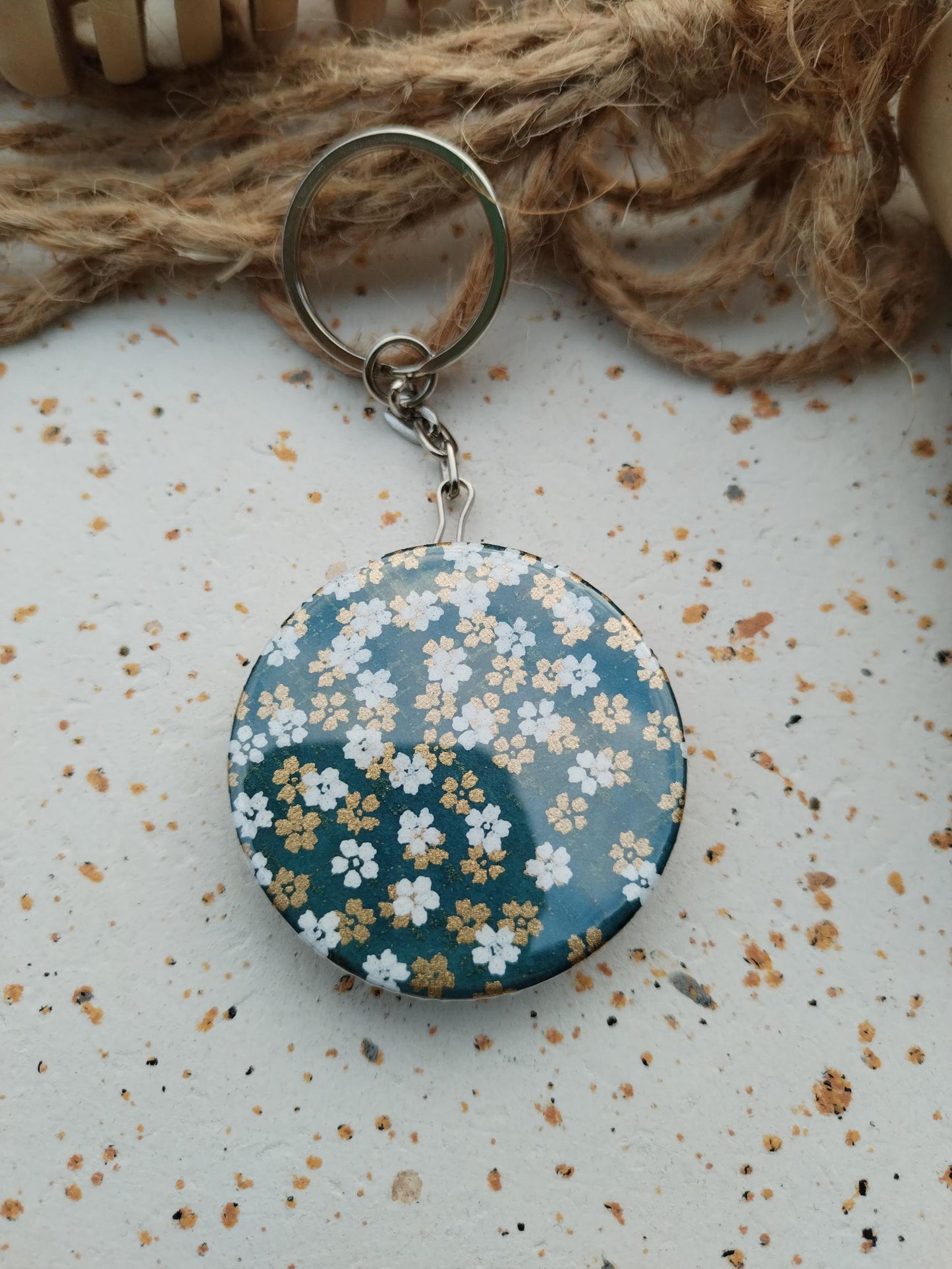 Porte clés décapsuleur 44mm - Papier japonais - Floral blanc et doré, fond vert sapin