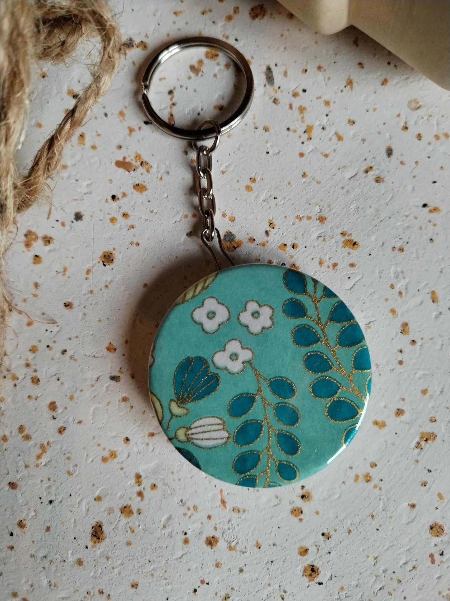Porte clés décapsuleur 44mm - Papier japonais - Floral vert, blanc et doré