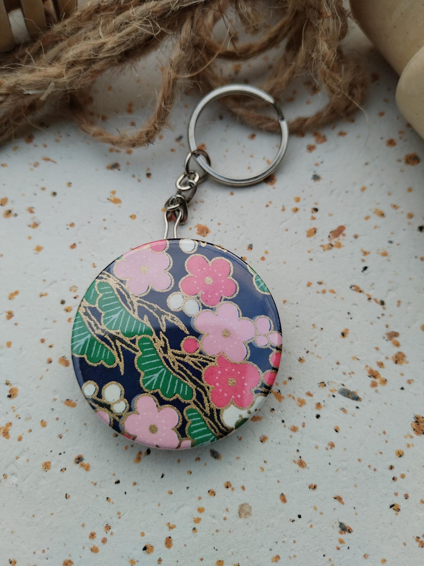 Porte clés décapsuleur 44mm - Papier japonais - Floral rose, blanc, vert et doré - Fond bleu marine
