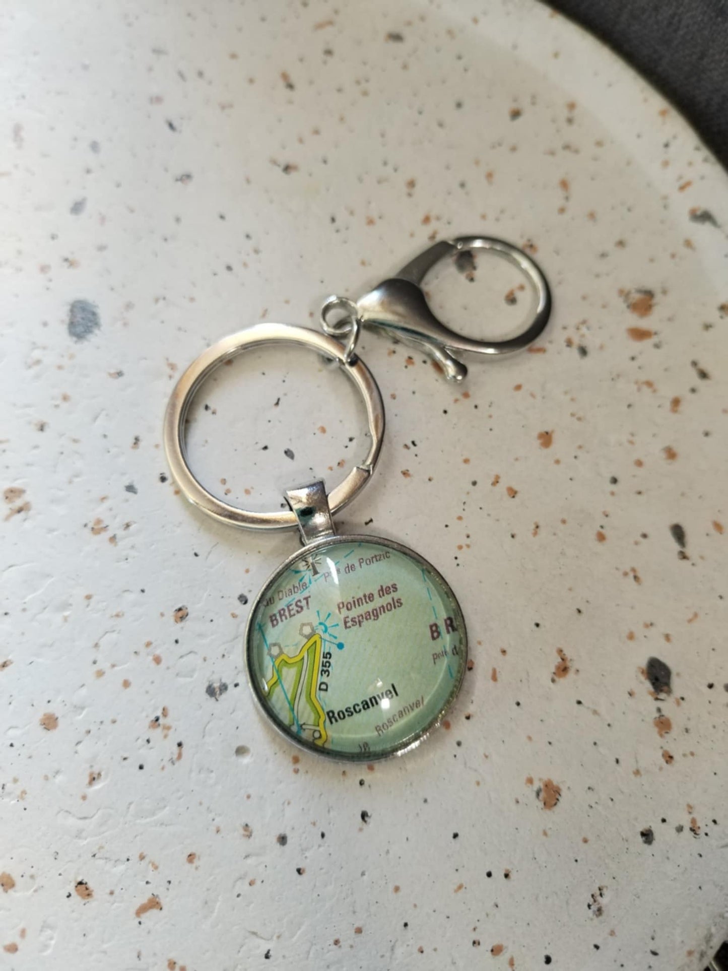Porte-clé Roscanvel – Carte routière recyclée | Souvenir de la Presqu'île de Crozon