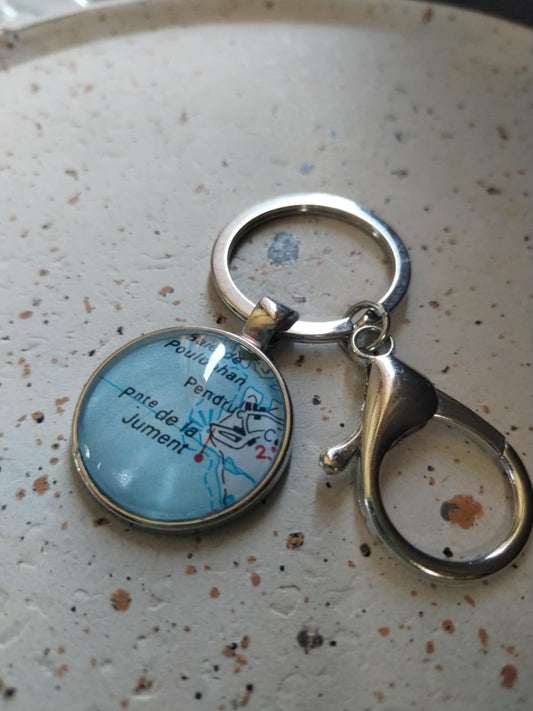 Porte-clé Pointe de la Jument – Carte routière recyclée | Souvenir de Bretagne
