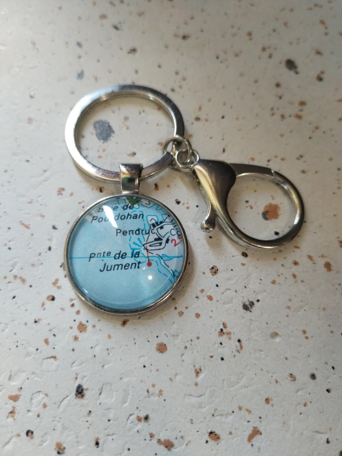 Porte-clé Pointe de la Jument – Carte routière recyclée | Souvenir de Bretagne