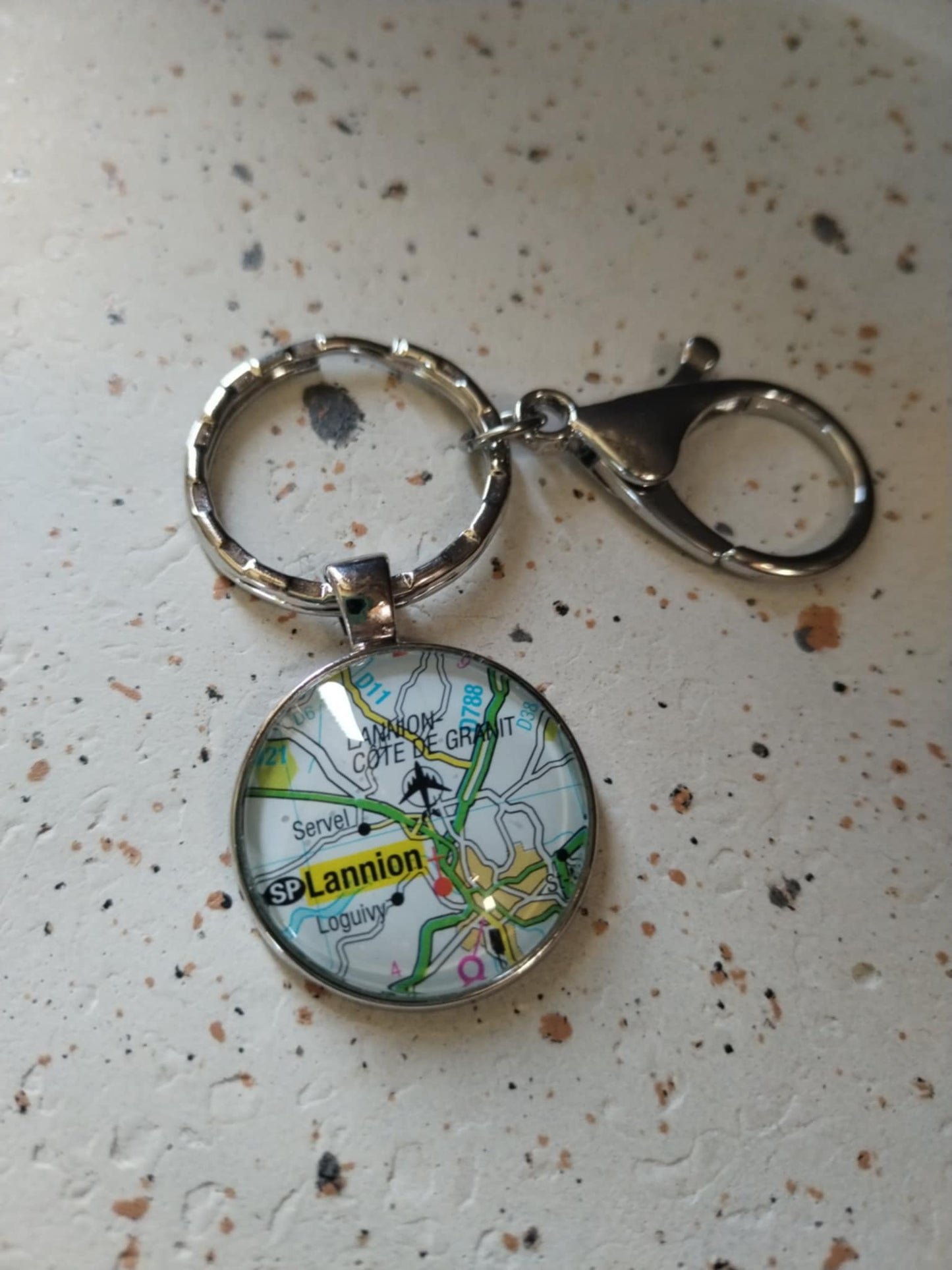 Porte-clé carte routière vintage – Lannion | Accessoire artisanal unique