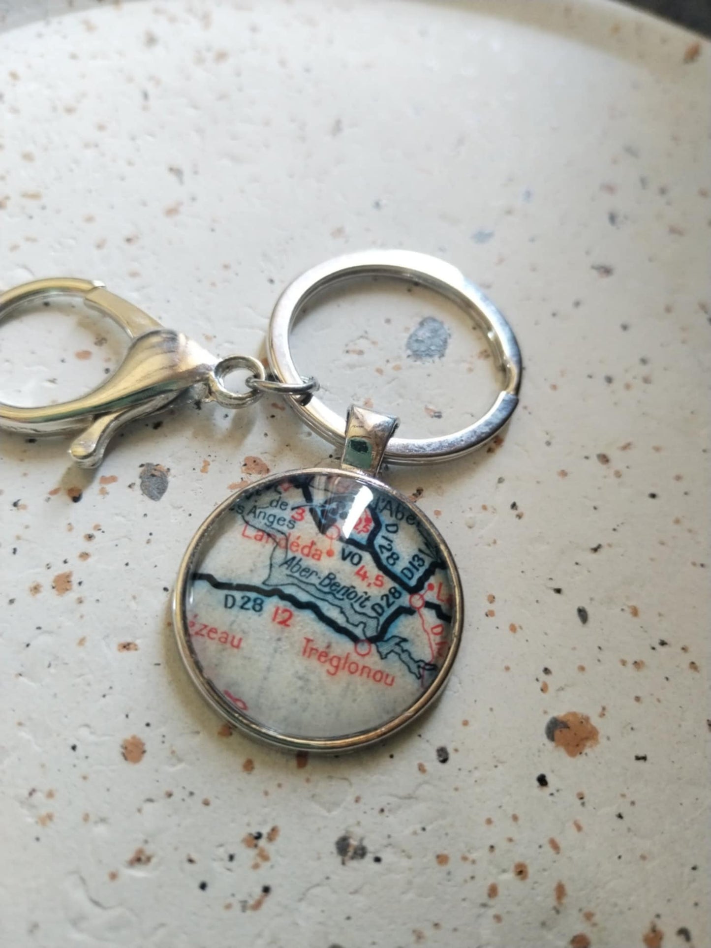 Porte-clé Tréglonou – Carte routière vintage recyclée | Souvenir de Bretagne ABER BENOIT -TREGLONOU