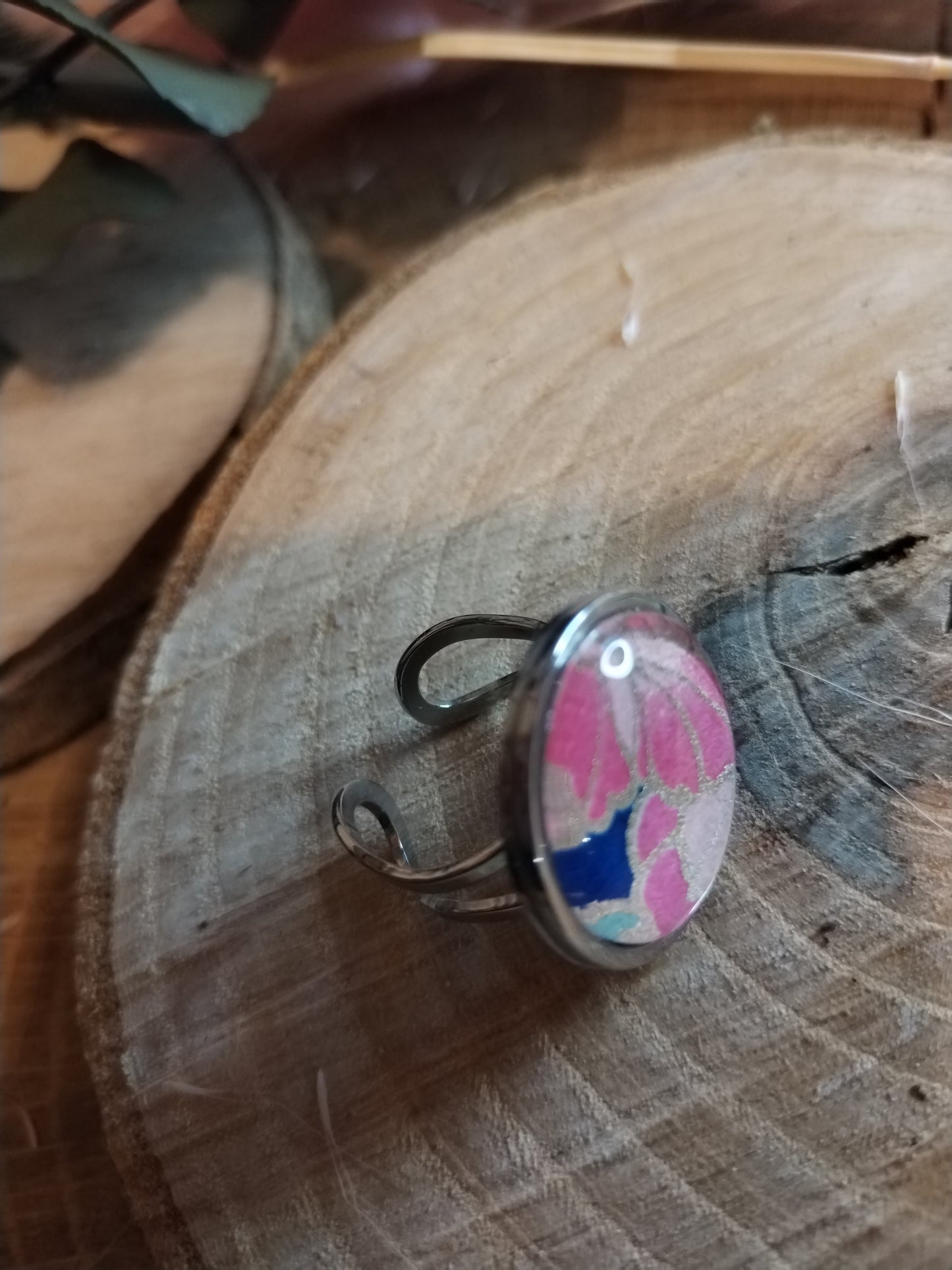 Bague ajustable ronde cabochon 20 mm - Acier inoxydable - Fleurs roses et dorées, fond bleu