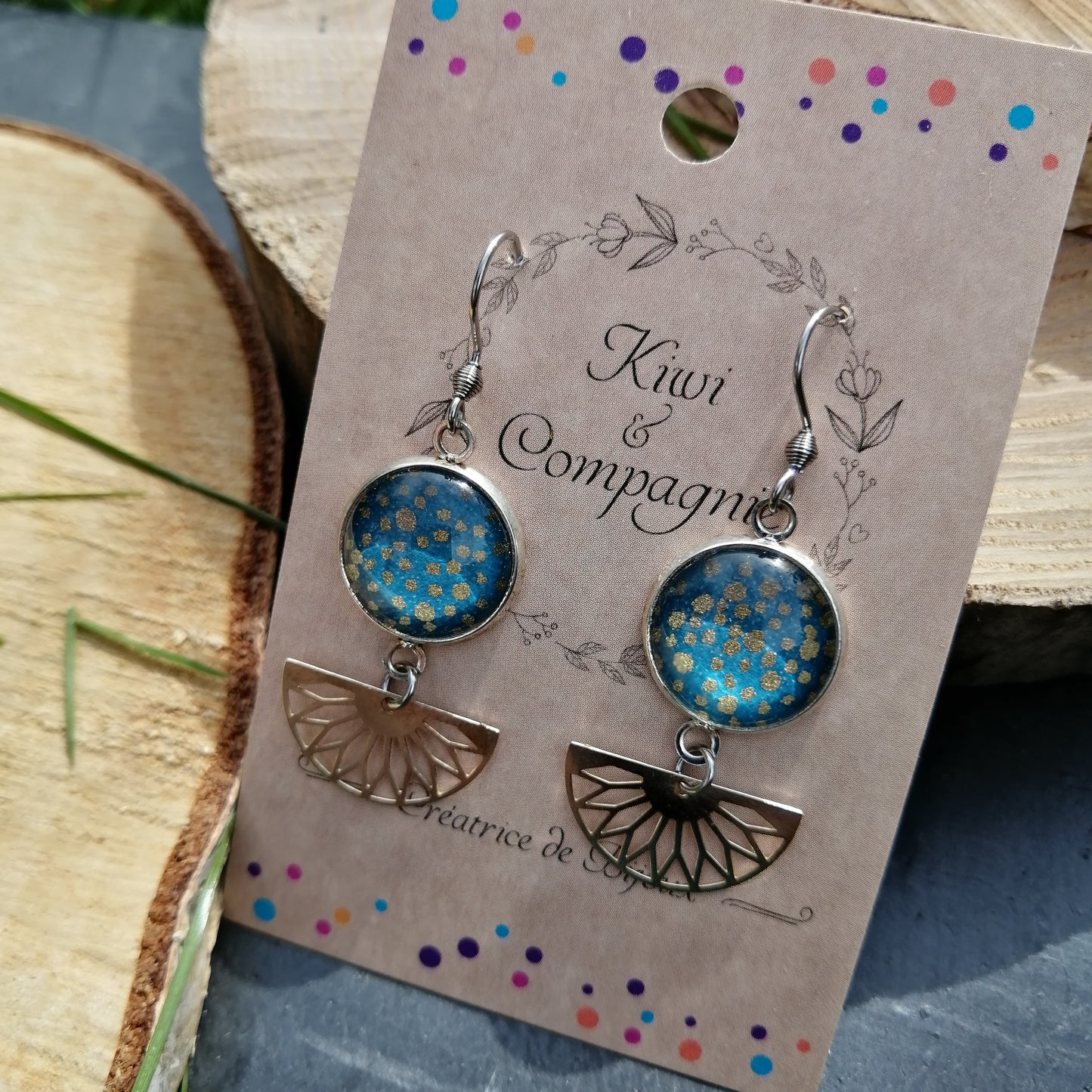 Boucles d'oreilles cabochons 14mm - Métal argenté - pois dorés et vert sapin