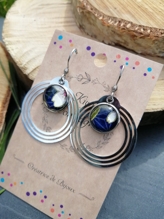 Boucles d'oreilles cabochons ronds 12mm - Métal argenté - fleurs blanches et roses, fond bleu marine + breloque cercle