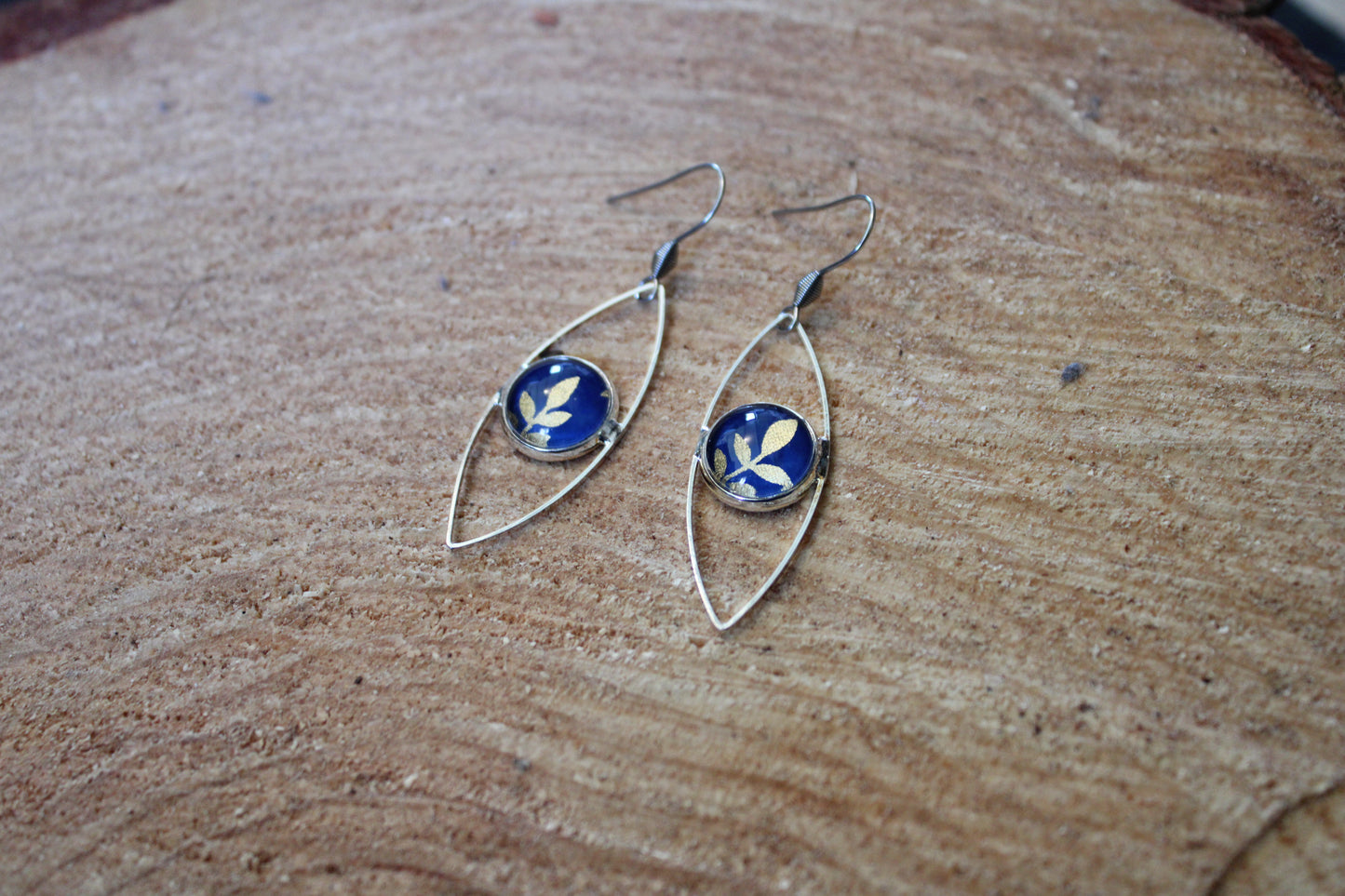 Boucles d'oreilles oeil cabochon 12mm - Métal Argenté - Papier japonais, feuilles dorées fond bleu