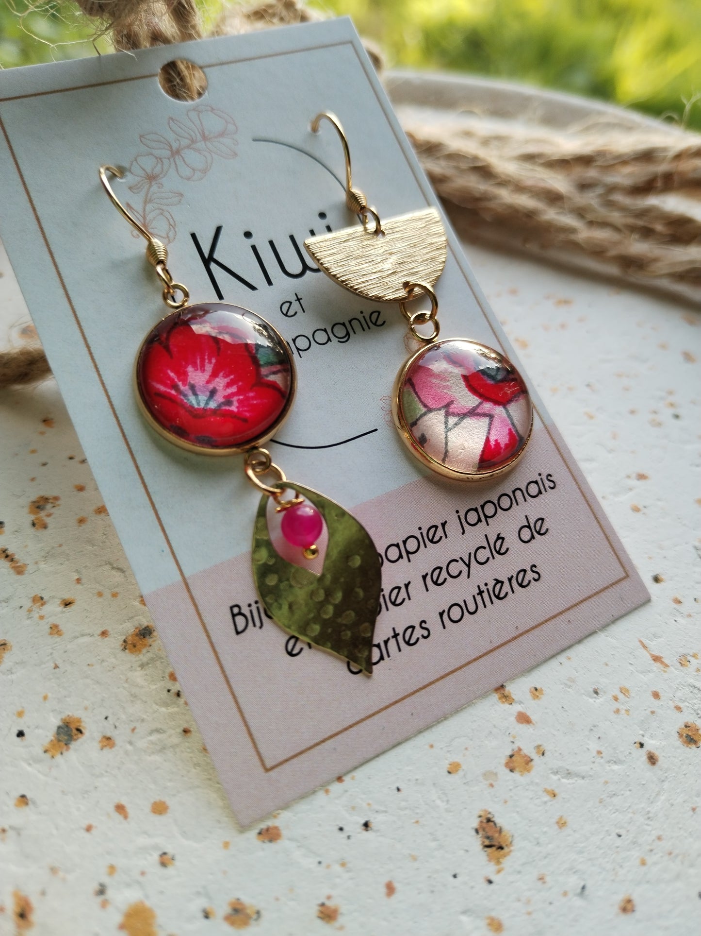 Boucles d'oreilles asymétriques - Cabochons 16mm - Acier inoxydable doré - Camaïeu rose et rouge