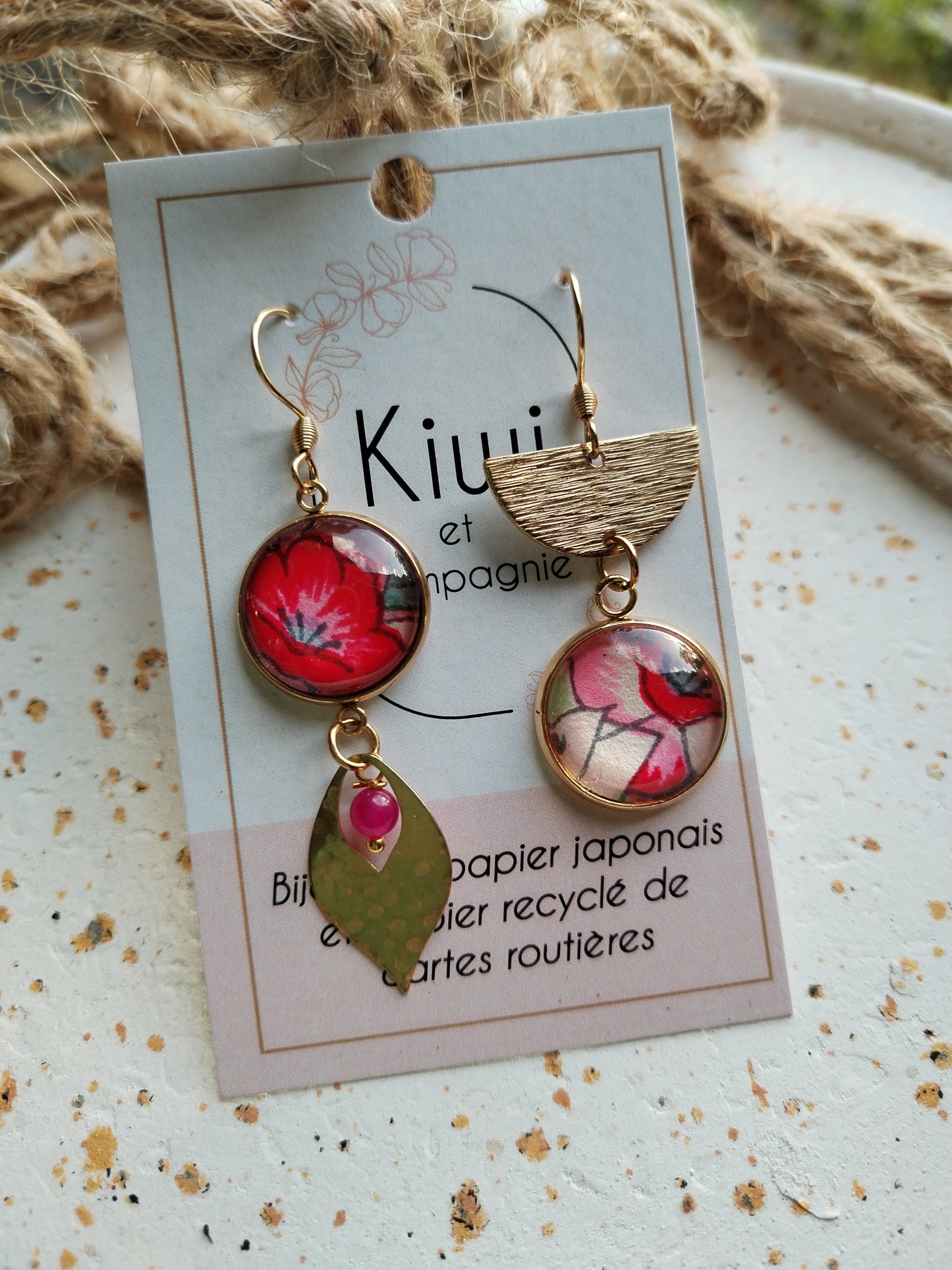 Boucles d'oreilles asymétriques - Cabochons 16mm - Acier inoxydable doré - Camaïeu rose et rouge