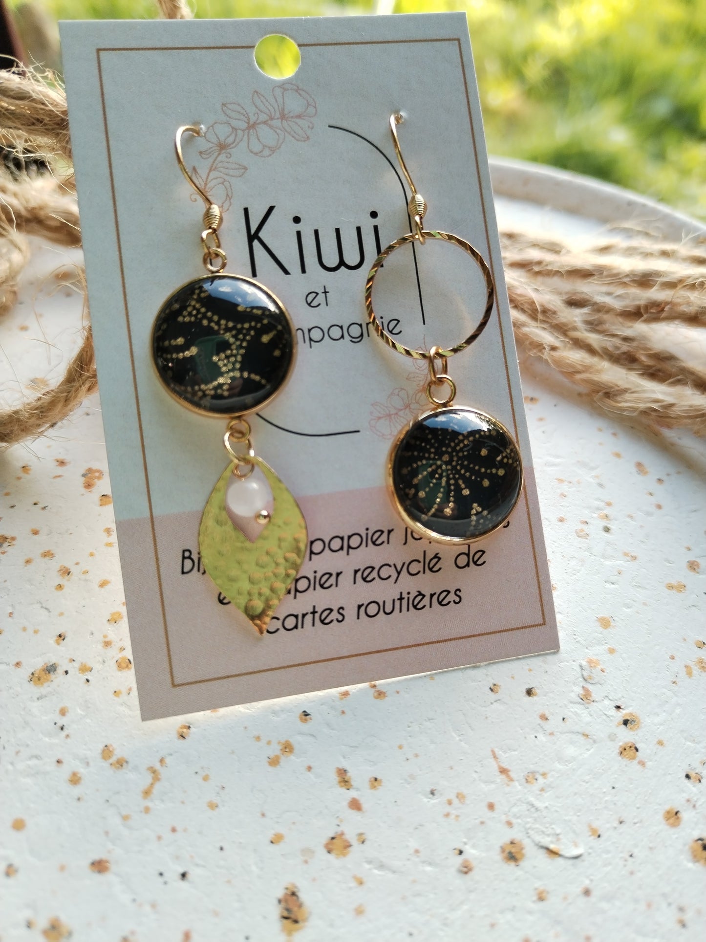 Boucles d'oreilles asymétriques - Cabochons 16mm - Acier inoxydable doré - Papier japonais noir et dorée)