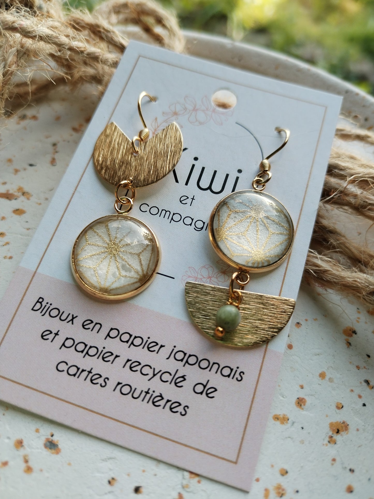 Boucles d'oreilles asymétriques - Cabochons 16mm - Acier inoxydable doré - Papier japonais graphique crème et doré