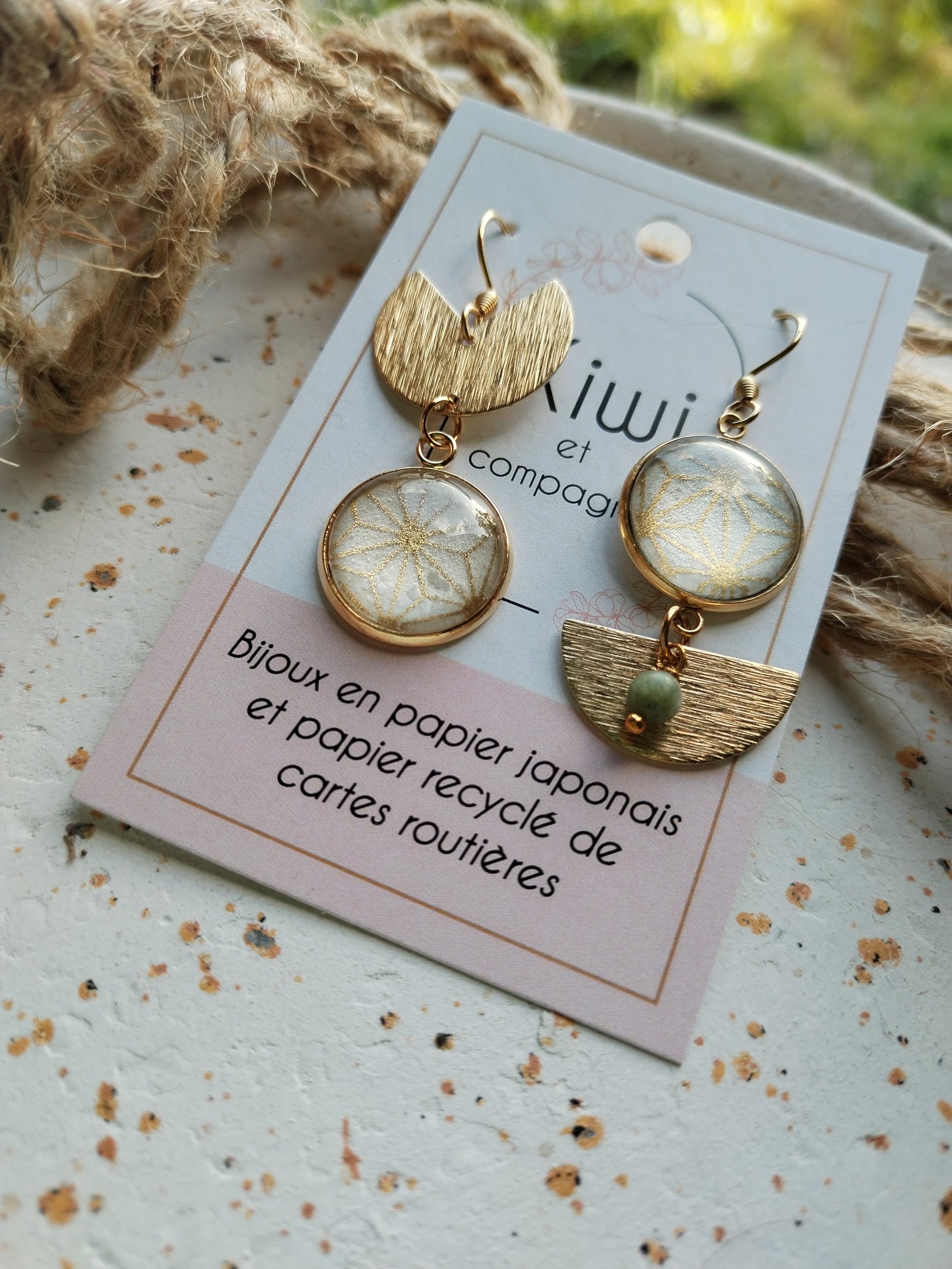 Boucles d'oreilles asymétriques - Cabochons 16mm - Acier inoxydable doré - Papier japonais graphique crème et doré