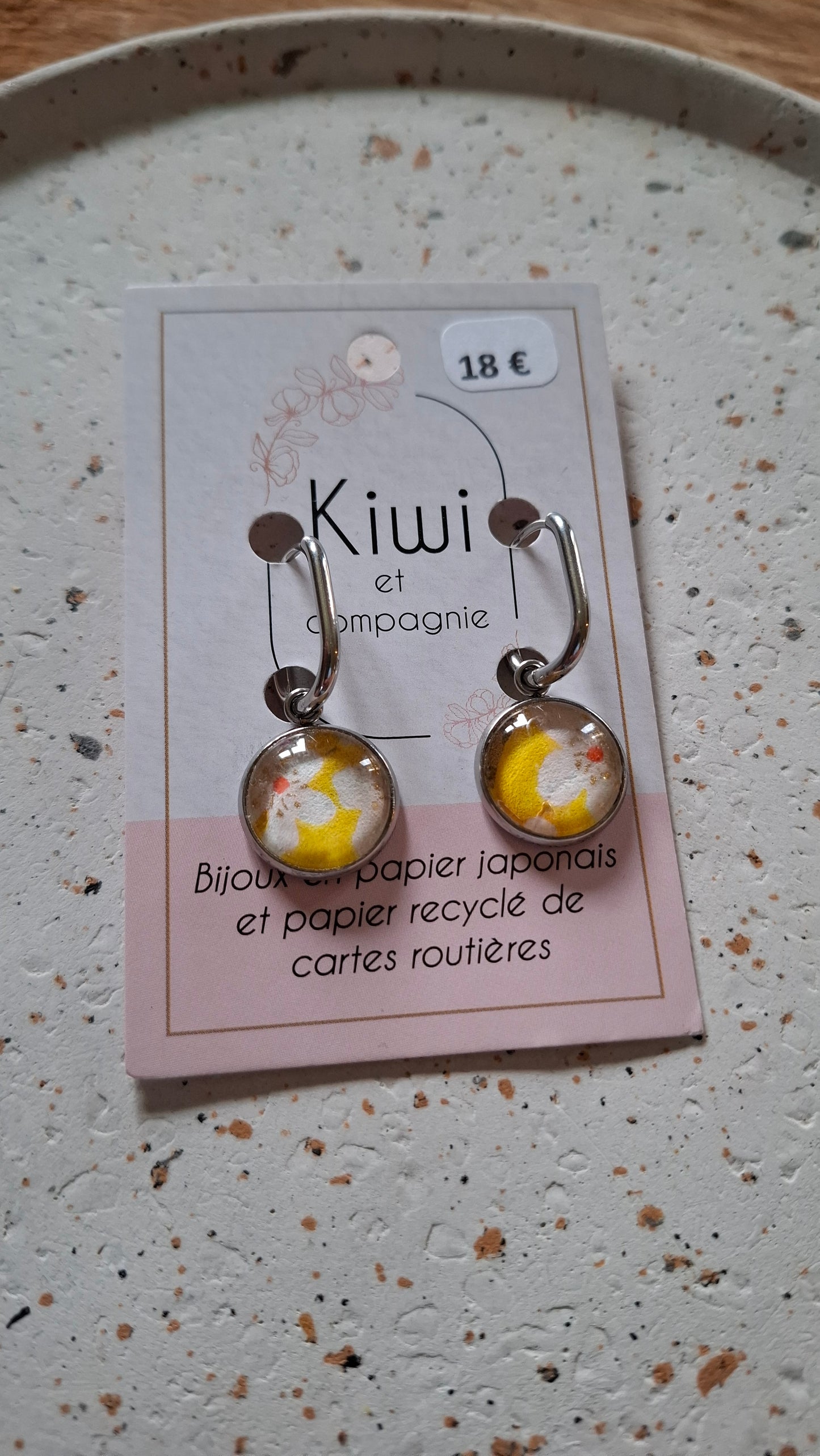 Boucles d'oreilles Créoles Dormeuses 20 mm - cabochons verre 14 mm - papier japonais floral et jaune - acier inoxydable