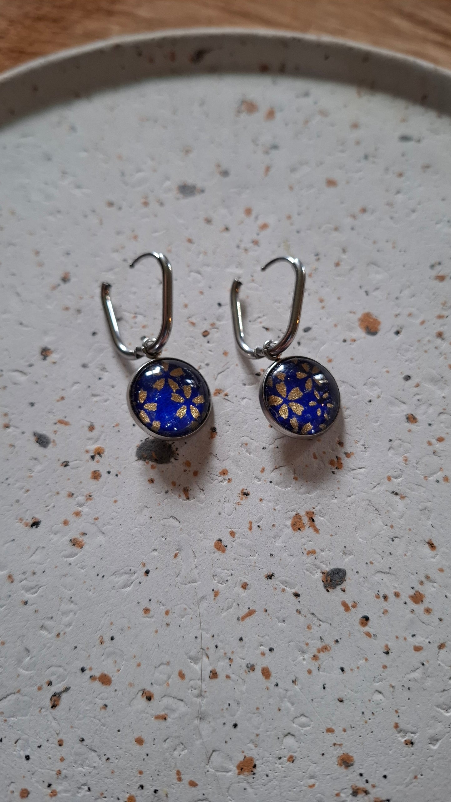 Boucles d'oreilles Créoles Dormeuses 20 mm - cabochons verre 14 mm - papier japonais bleu, fleurs argentées - acier inoxydable