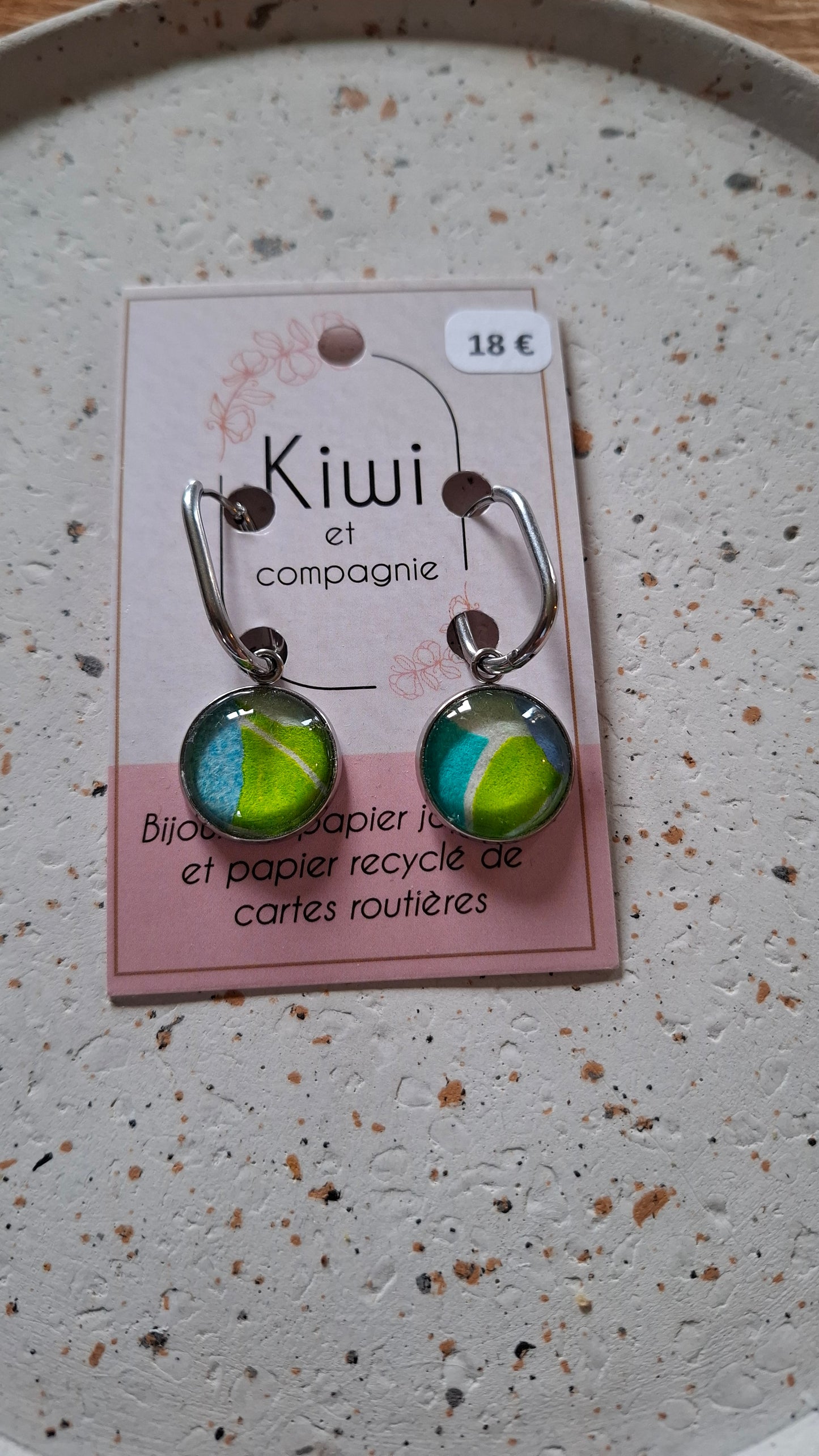 Boucles d'oreilles Créoles Dormeuses 20 mm - cabochons verre 16 mm - papier vert, bleu et blanc - acier inoxydable