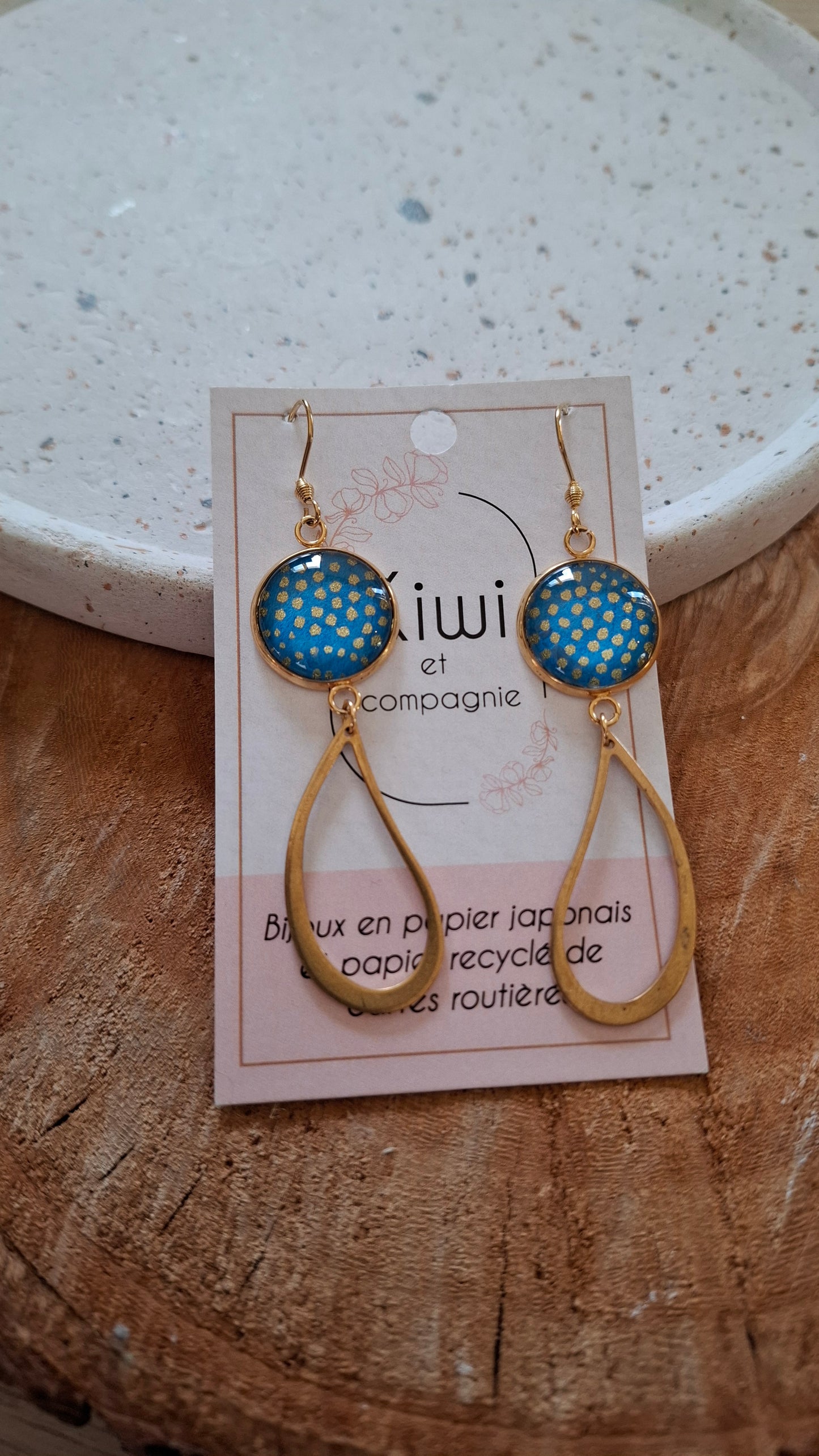 Boucles d'oreilles longues - Cabochons 16mm - Pois dorés, fond bleu