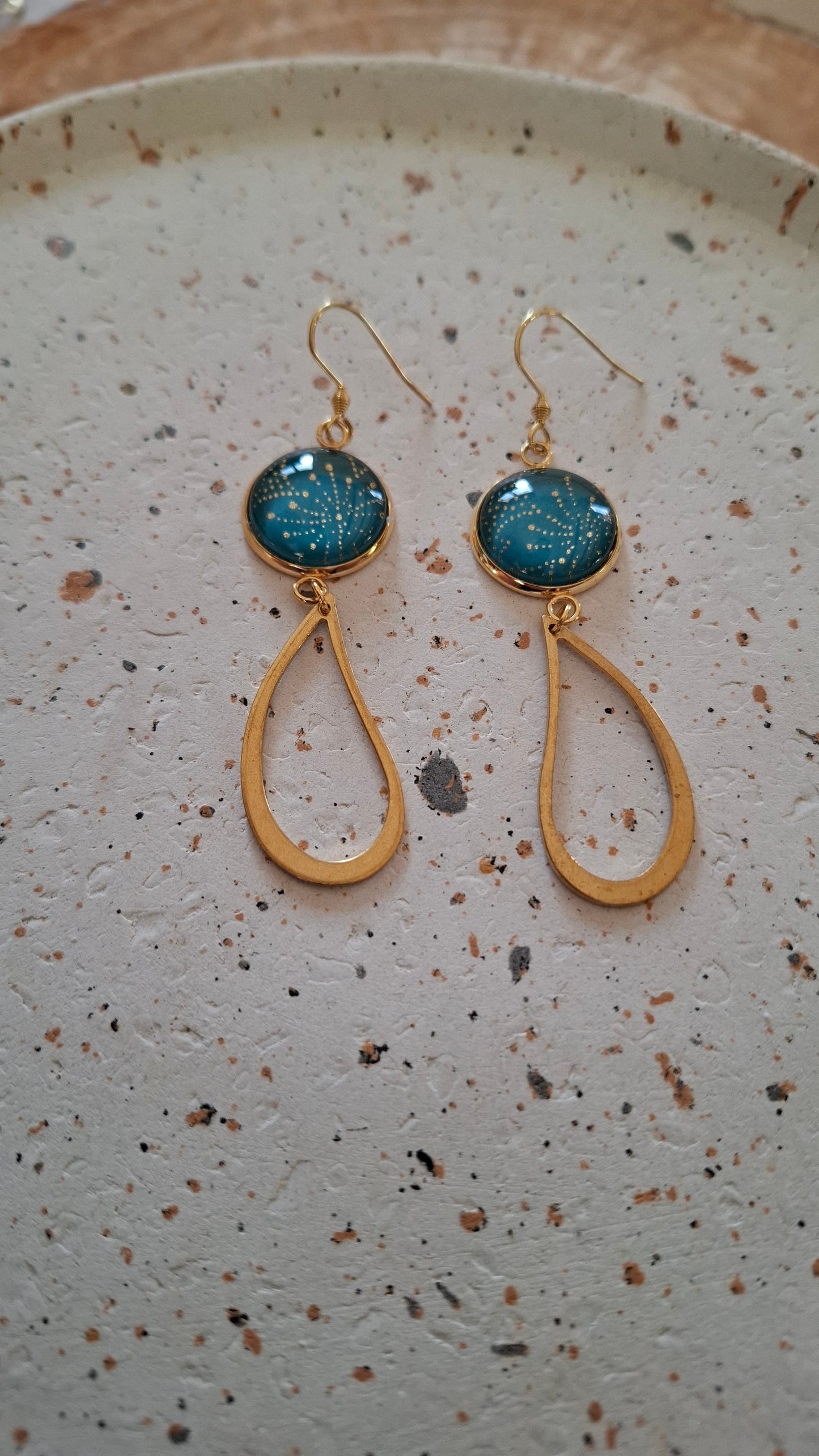 Boucles d'oreilles longues - Cabochons 16mm - Pois dorés, fond bleu pétrol