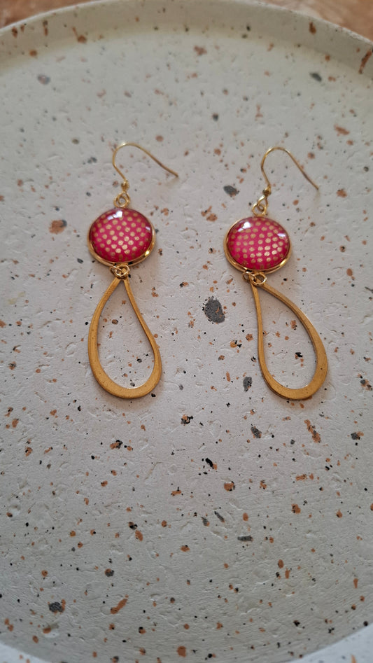 Boucles d'oreilles longues - Cabochons 16mm - Pois dorés, fond rose