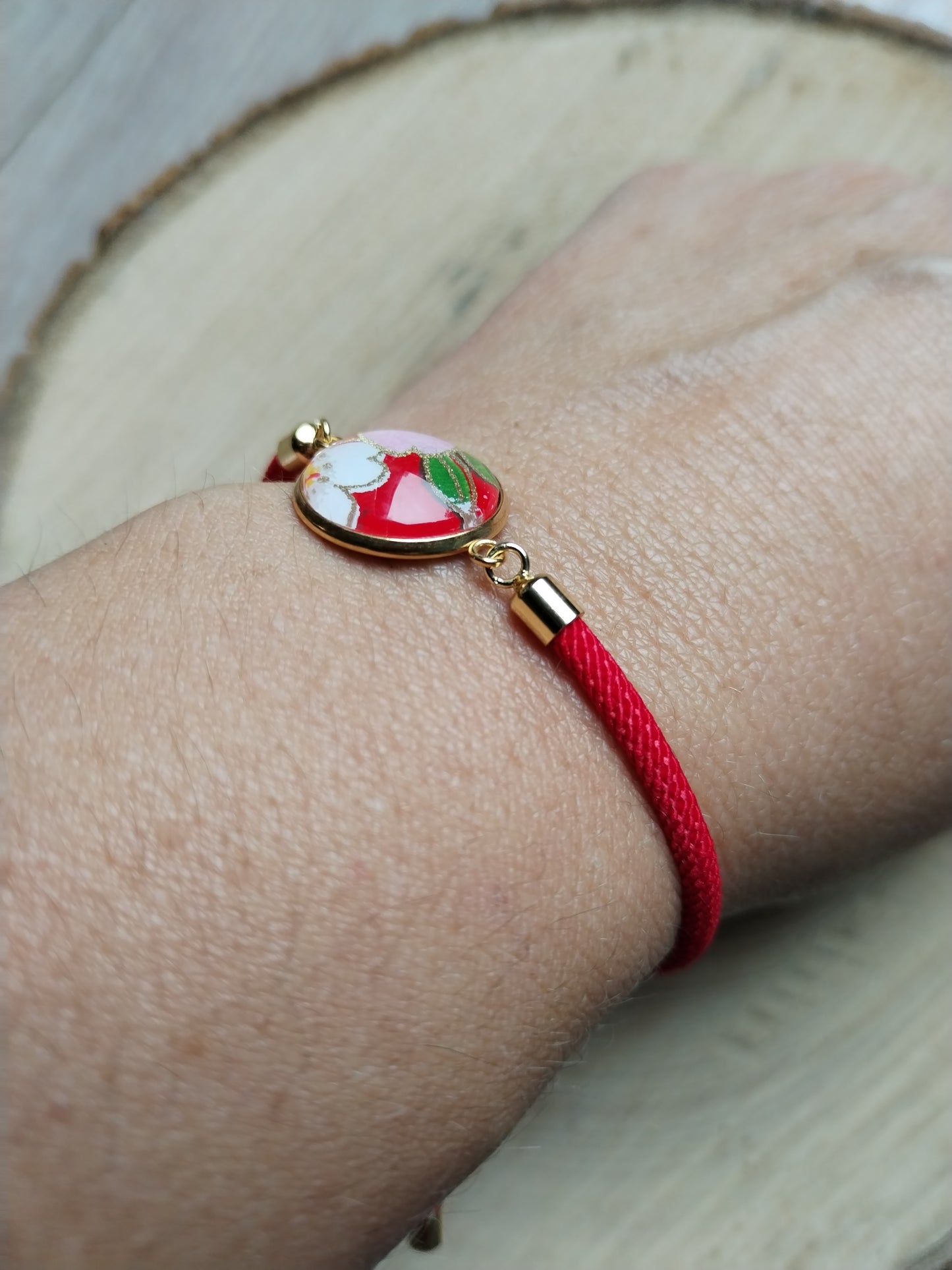 Bracelet réglable en coton rouge - cabochon en papier japonais floral rouge, blanc, rose et vert