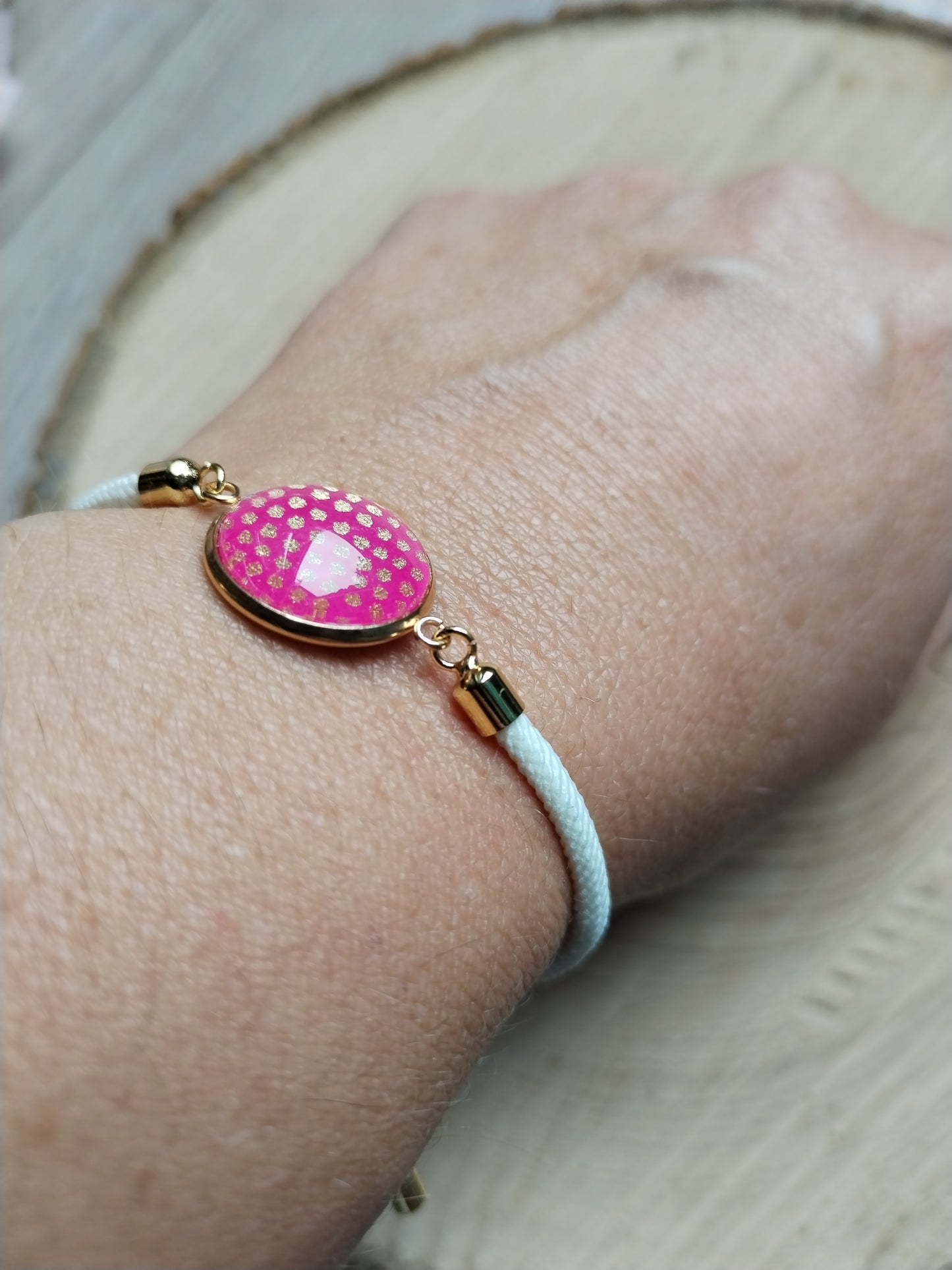 Bracelet réglable en coton blanc - cabochon en rose et doré
