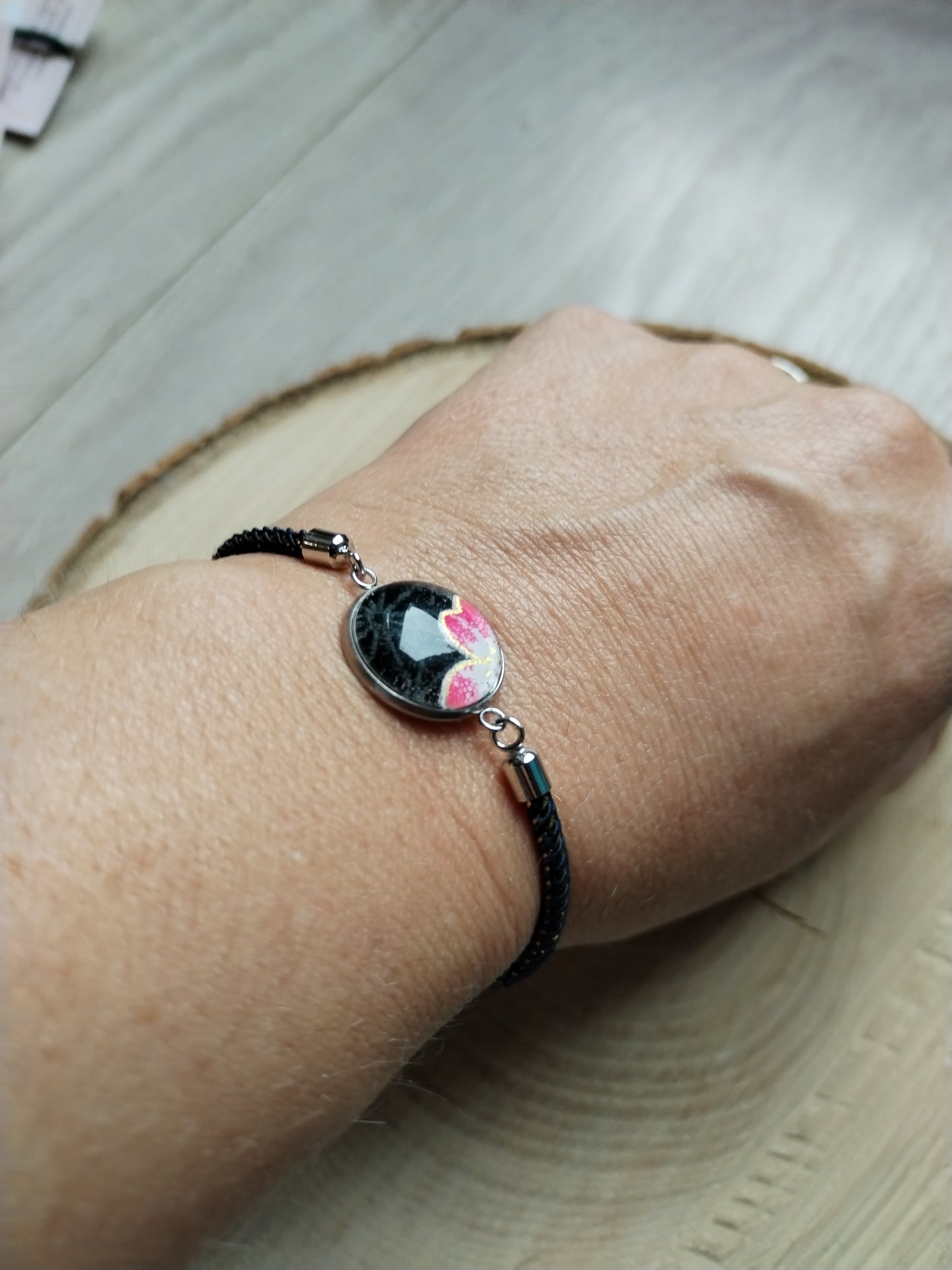 Bracelet réglable en coton noir et doré - cabochon floral rose, doré et noir