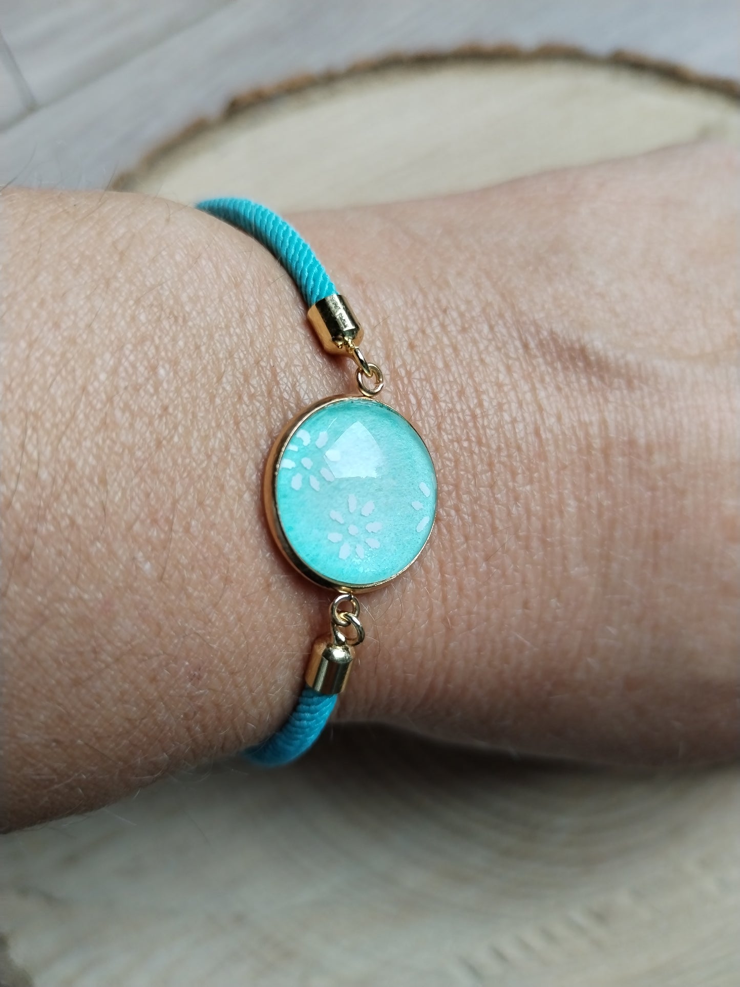 Bracelet réglable en coton bleu - cabochon floral blanc et bleu ciel