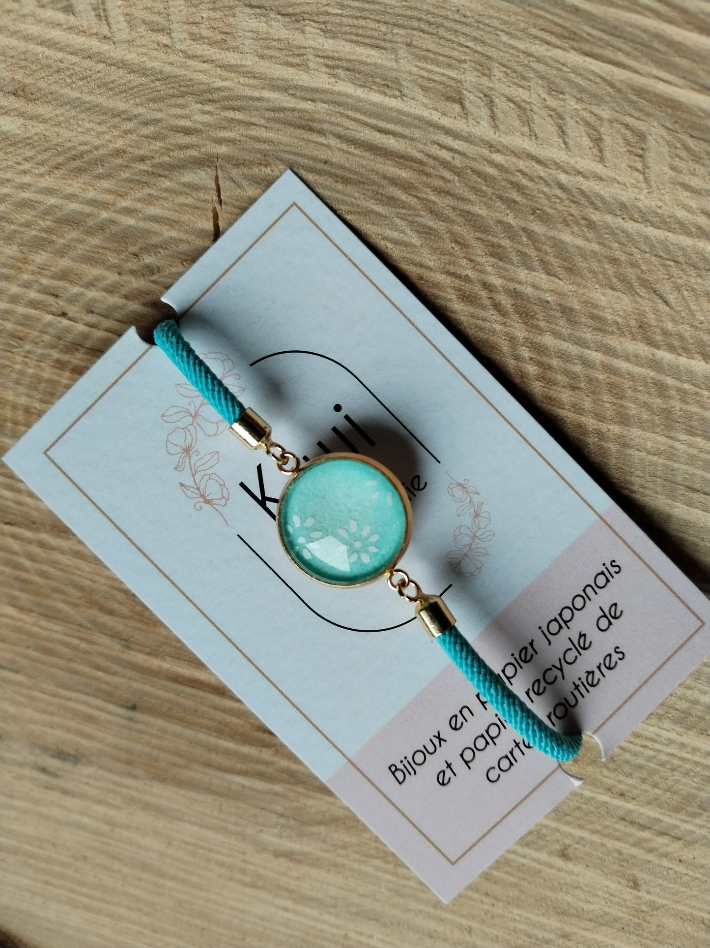 Bracelet réglable en coton bleu - cabochon floral blanc et bleu ciel