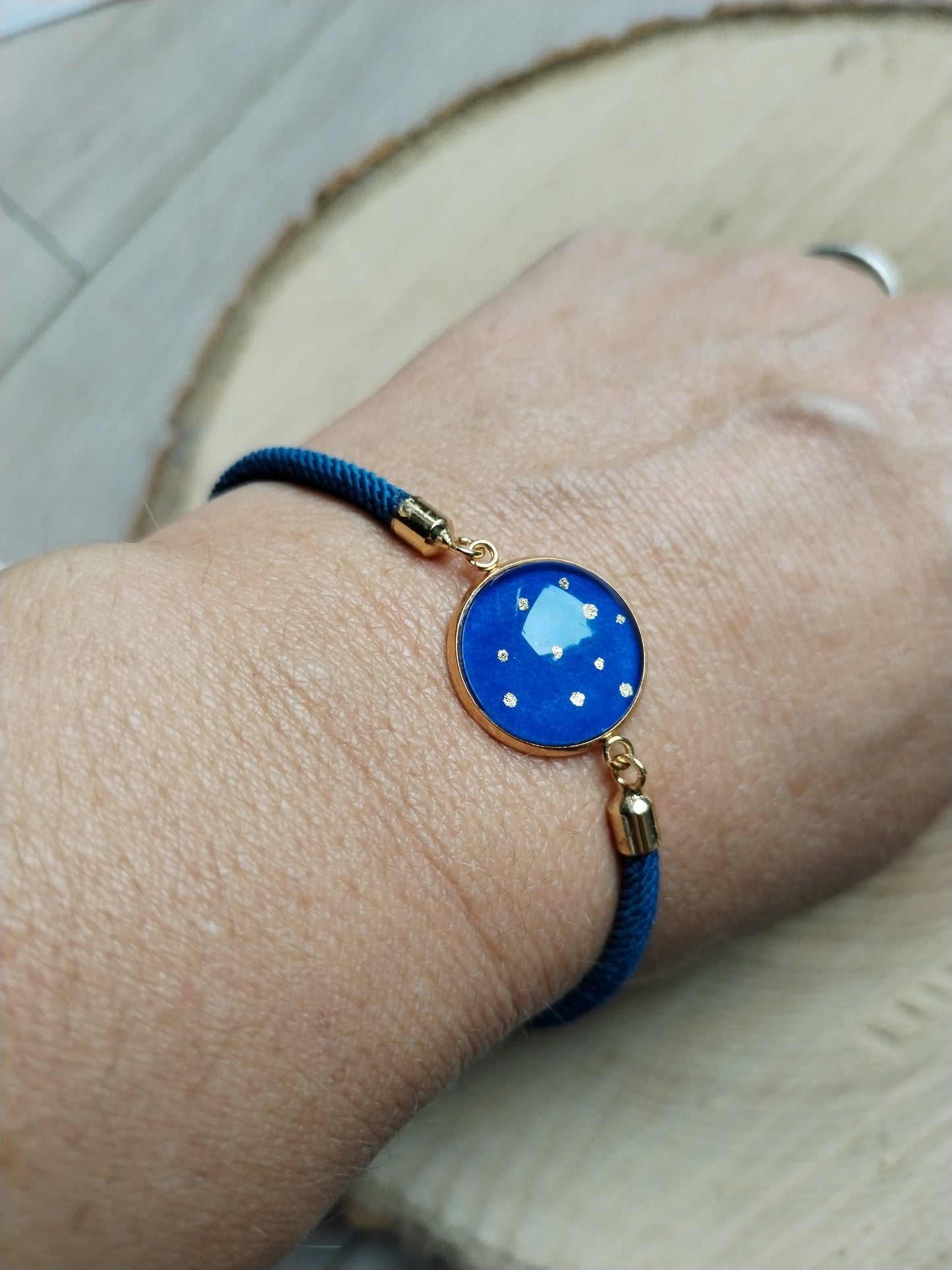 Bracelet réglable en coton bleu - cabochon bleu et pois dorés