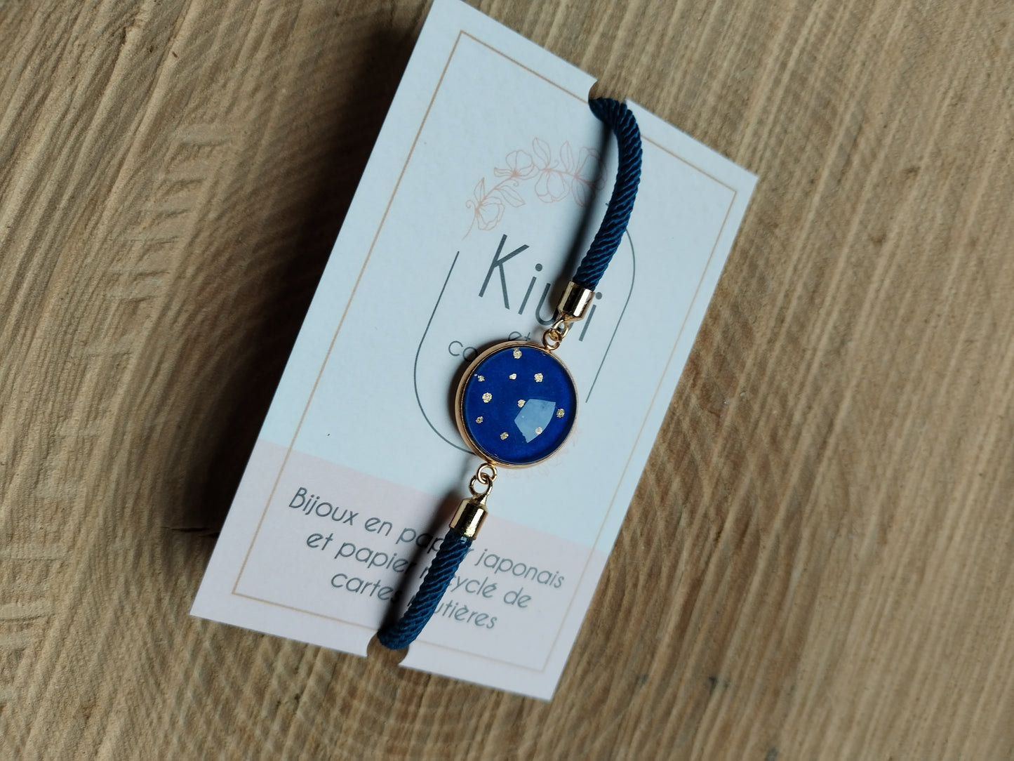 Bracelet réglable en coton bleu - cabochon bleu et pois dorés