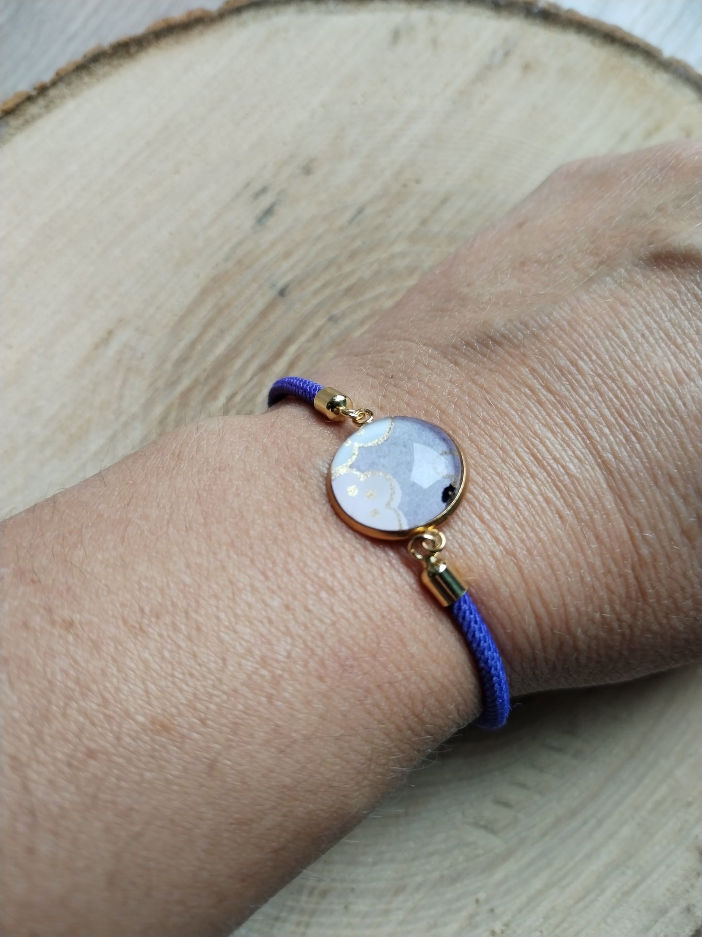 Bracelet réglable en coton violet - cabochon floral blanc, doré et violet