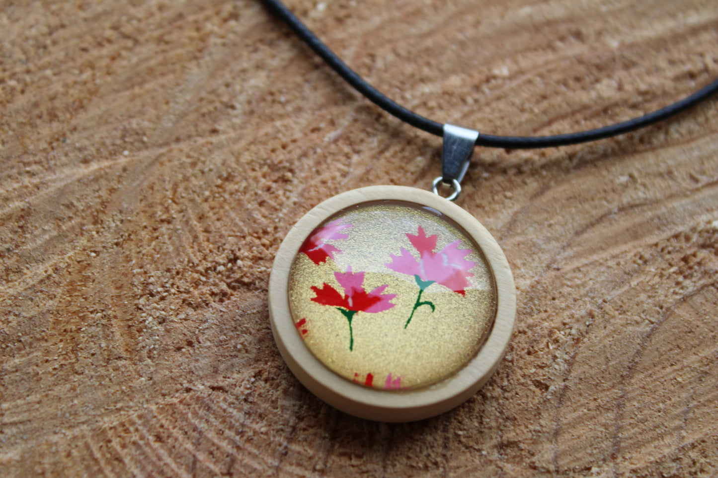 Collier cordon ciré et pendentif bois - papier japonais floral rouge, rose - fond doré