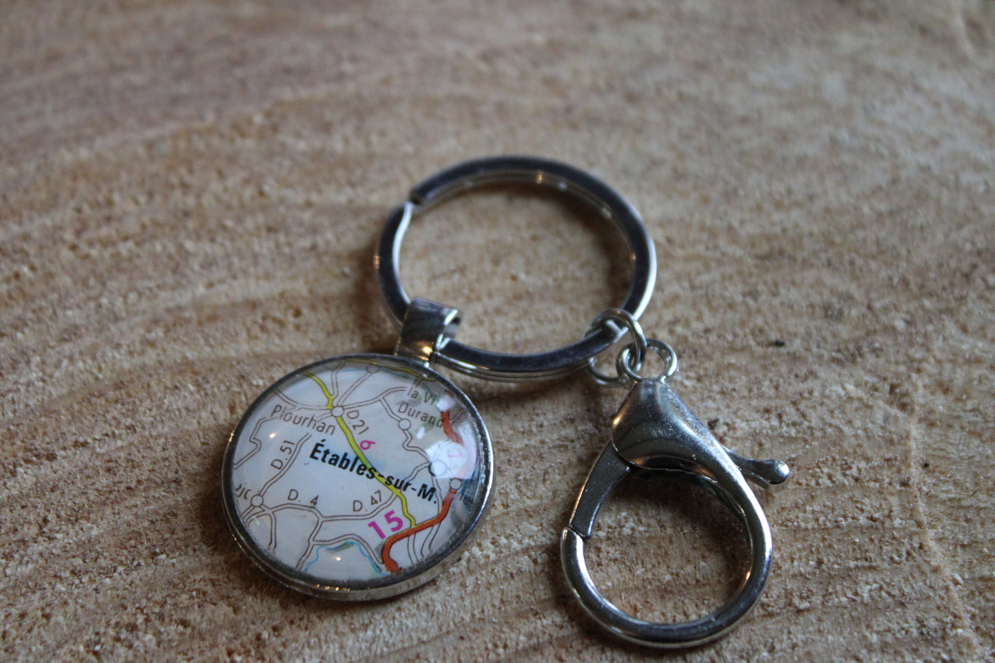 Porte-clefs cabochon 25mm - Recyclage carte routière - Etables sur Mer (22 - Côtes d'Armor - Bzh)