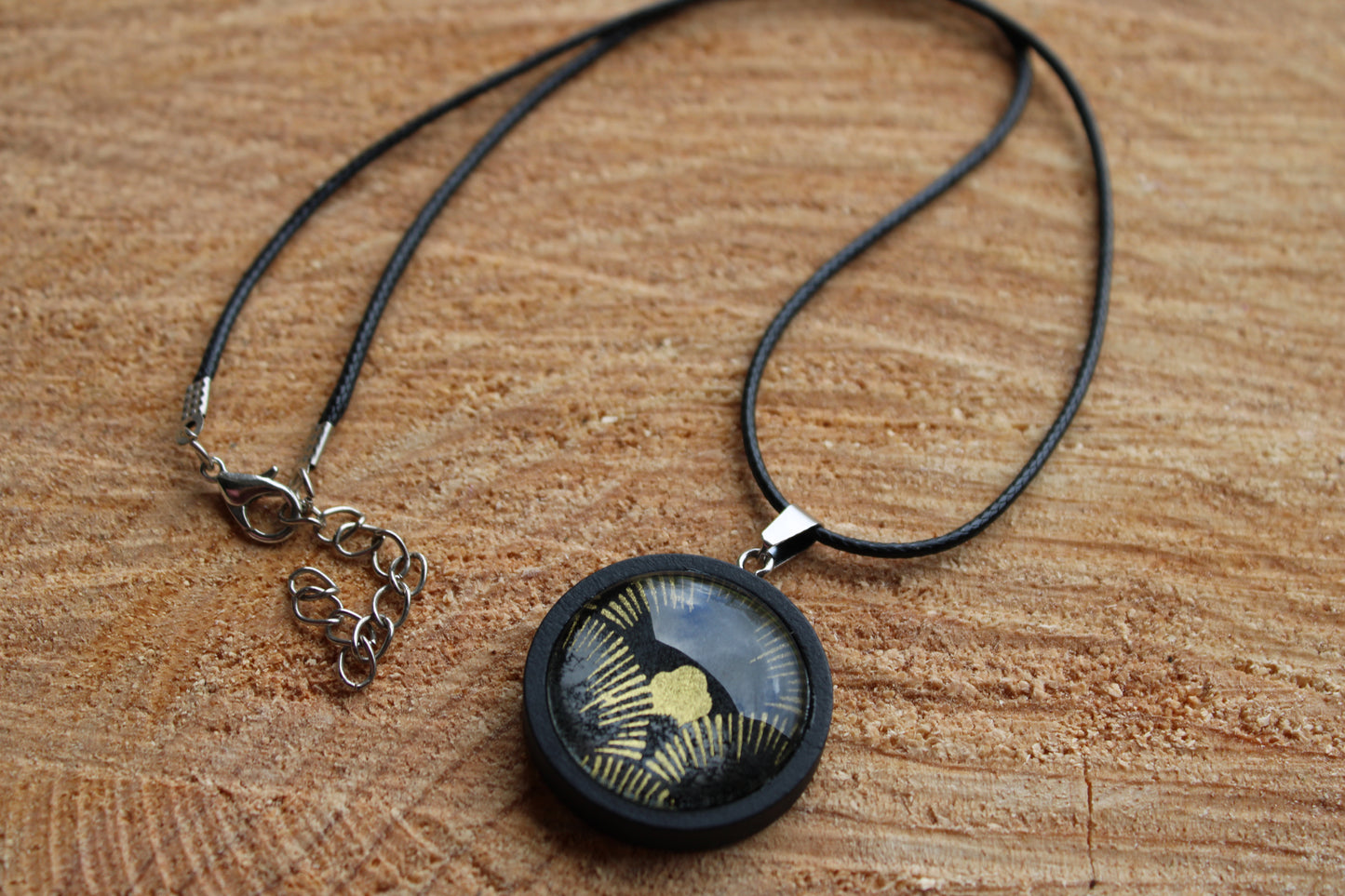 Collier cordon ciré et pendentif bois noir - papier japonais doré et noir