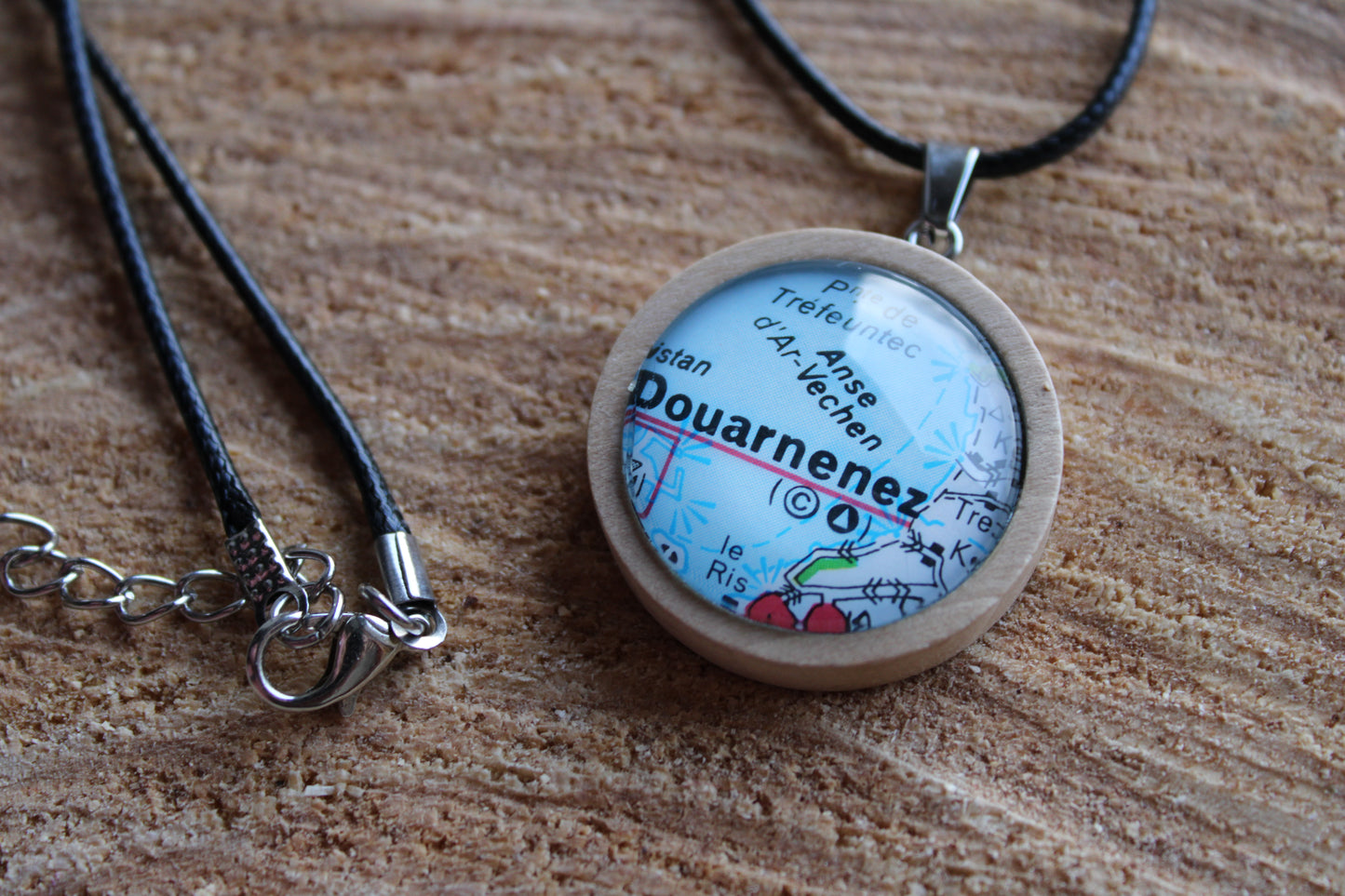 Collier cordon ciré et pendentif bois - recyclage carton routière - Douarnenez (29 - Finistère - Bzh)
