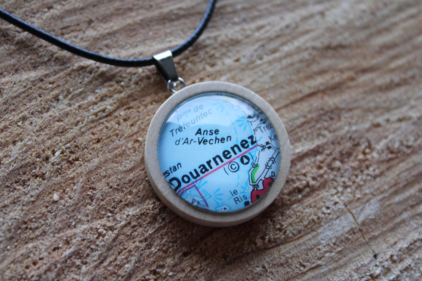 Collier cordon ciré et pendentif bois - recyclage carton routière - Douarnenez (29 - Finistère - Bzh)