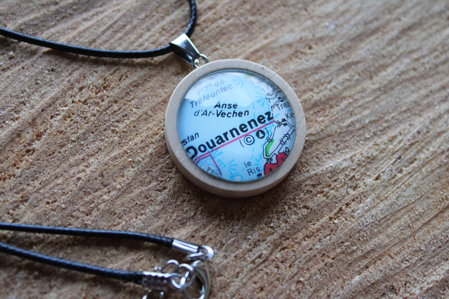 Collier cordon ciré et pendentif bois - recyclage carton routière - Douarnenez (29 - Finistère - Bzh)