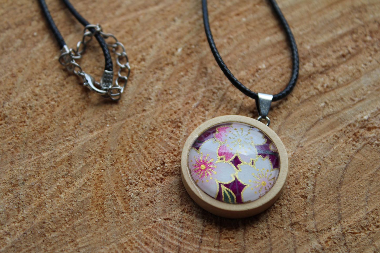 Collier cordon ciré et pendentif bois - papier japonais floral blanches et roses, fond mauve