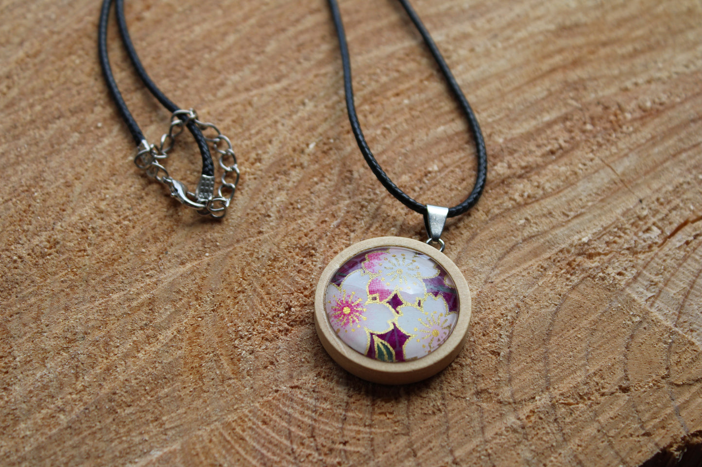 Collier cordon ciré et pendentif bois - papier japonais floral blanches et roses, fond mauve