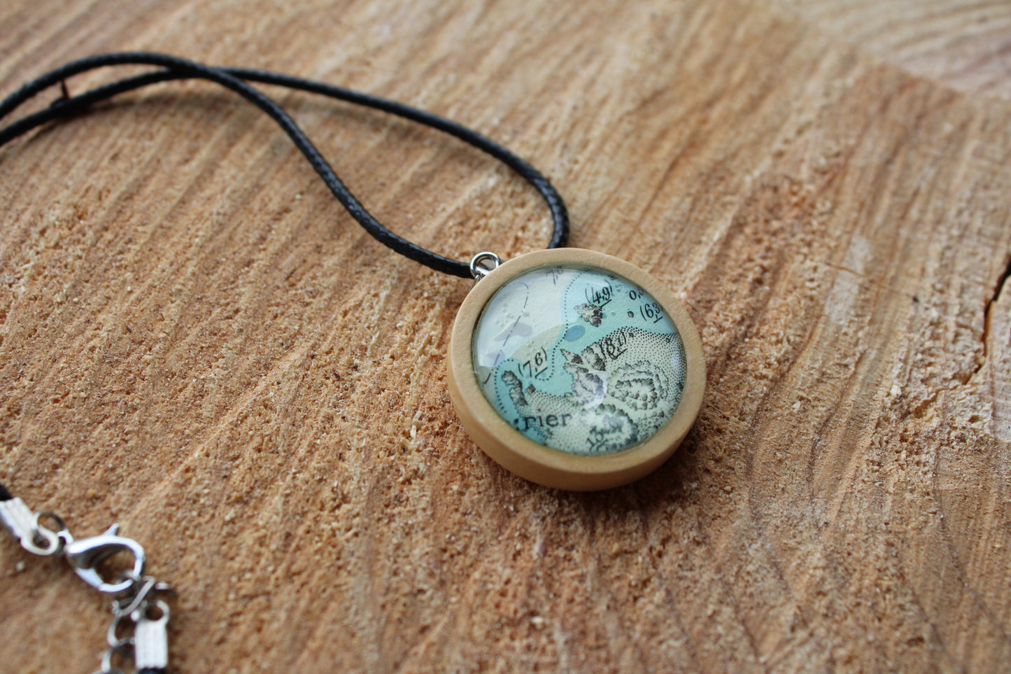 Collier cordon ciré et pendentif bois - recyclage carte marine