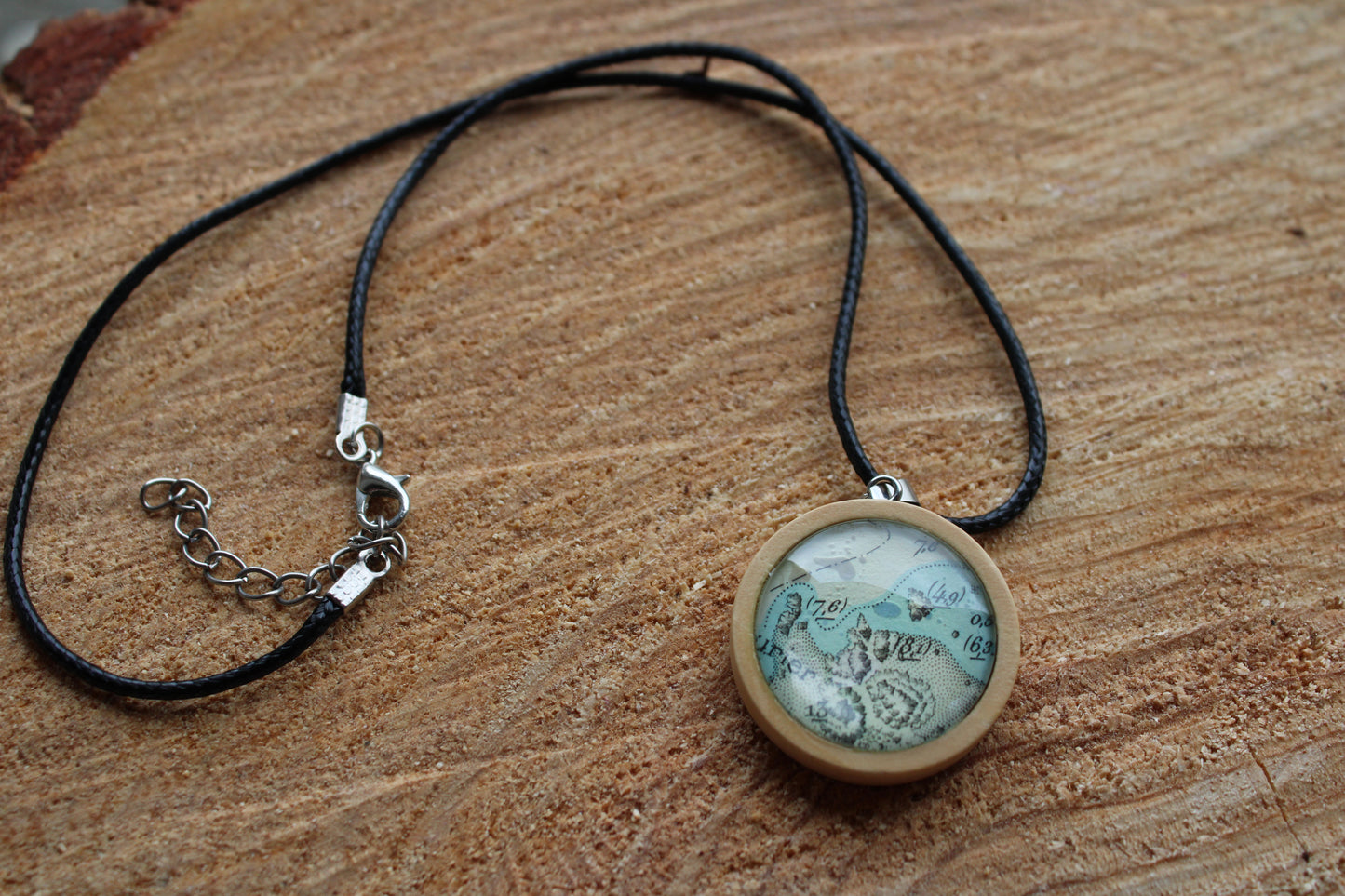 Collier cordon ciré et pendentif bois - recyclage carte marine