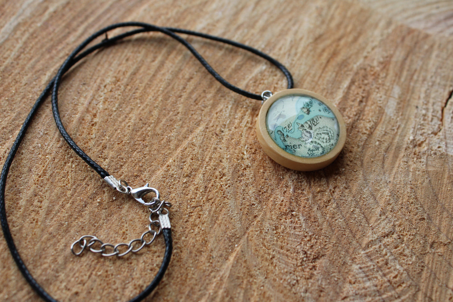 Collier cordon ciré et pendentif bois - recyclage carte marine