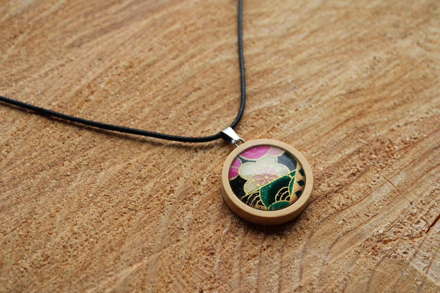 Collier cordon ciré et pendentif bois - papier japonais floral rose et graphique vert, fond noir