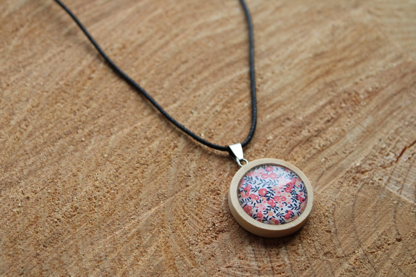 Collier cordon ciré et pendentif bois - floral rose, feuillage - fond blanc
