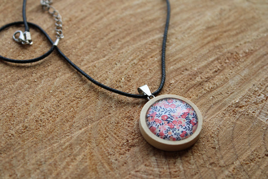 Collier cordon ciré et pendentif bois - floral rose, feuillage - fond blanc