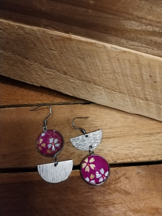 Boucles d'oreilles asymétriques - Cabochons 16mm - Acier inoxydable doré - Fleurs fuschia