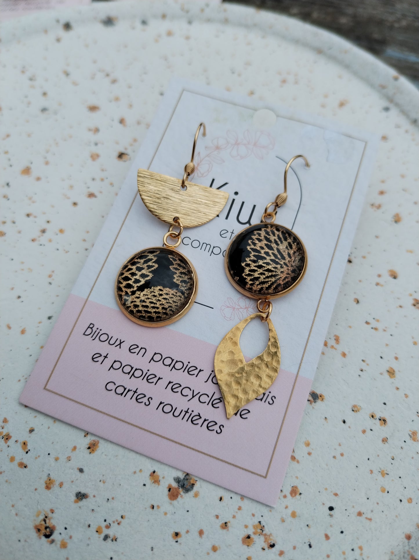 Boucles d'oreilles asymétriques - Cabochons 16mm - Acier inoxydable doré - Florales noires et dorées