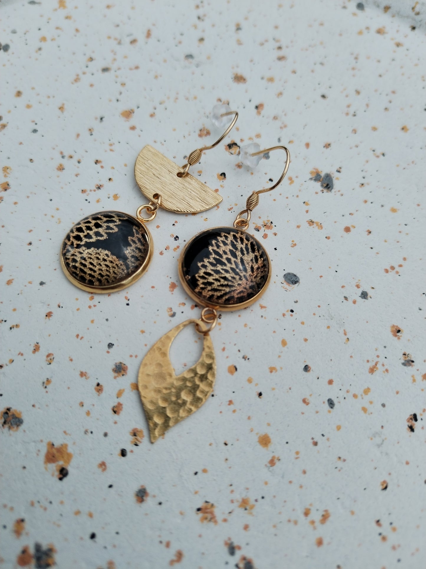 Boucles d'oreilles asymétriques - Cabochons 16mm - Acier inoxydable doré - Florales noires et dorées