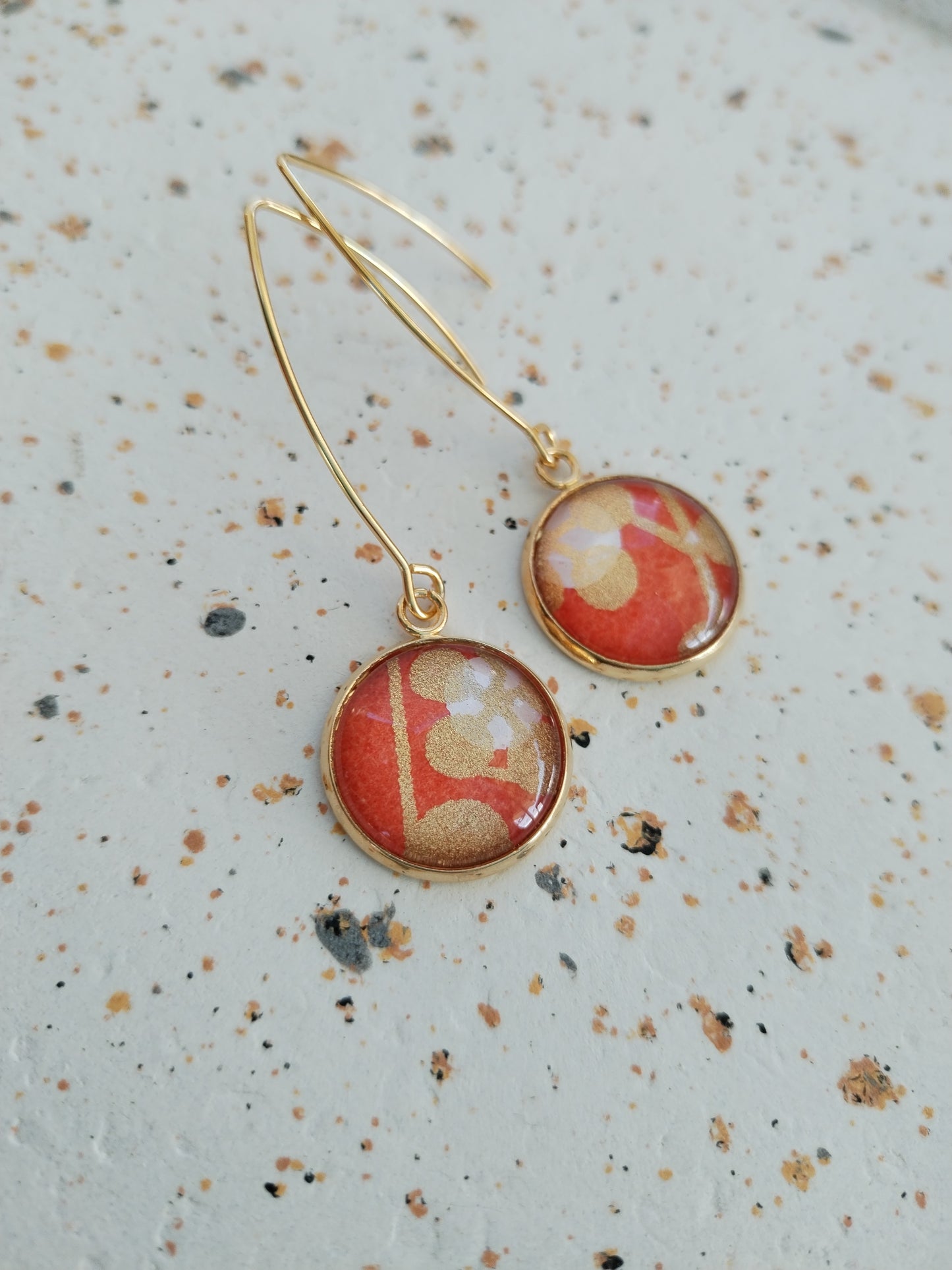 Boucle d’oreilles longue orange et doré